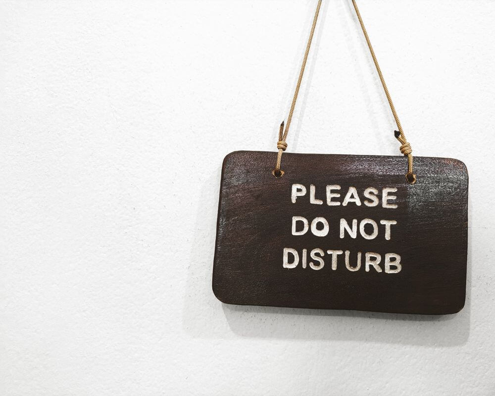 sign saying "do not disturb"